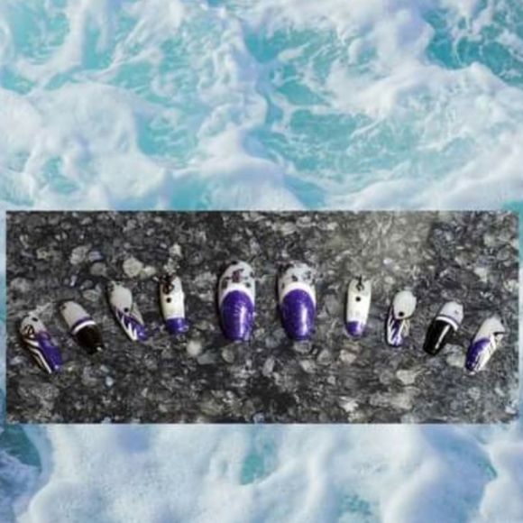 Obsessed Press on Nails - Picture 1 of 3